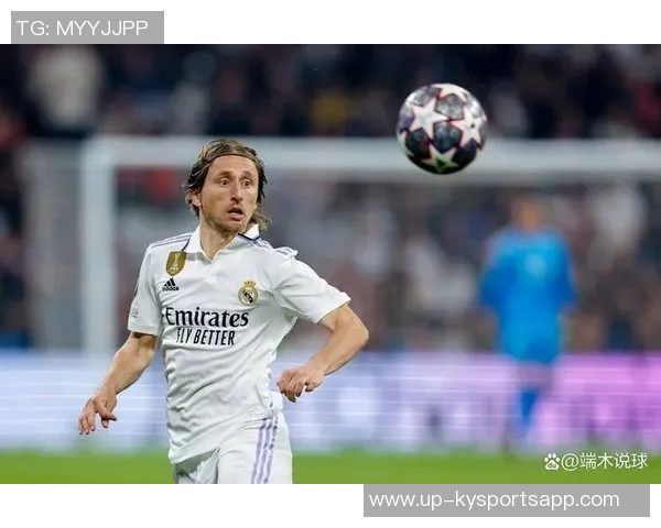 晚邮报揭秘莫德里奇在圣西罗的私人包厢招待亲友的奢华生活