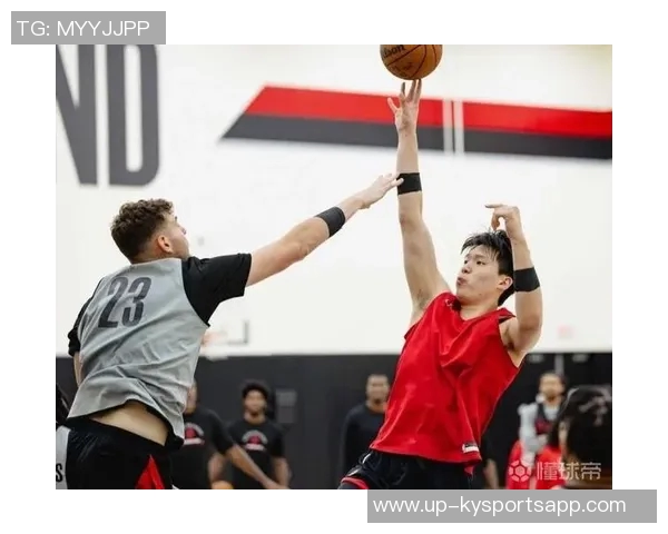 比卢普斯称赞杨瀚森篮板表现强调球队需加强篮下防守力度